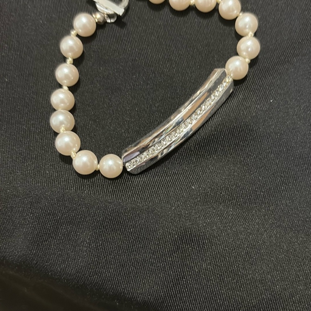 Timeless Cream and Silver Bracelet with Lustrous Pearls
